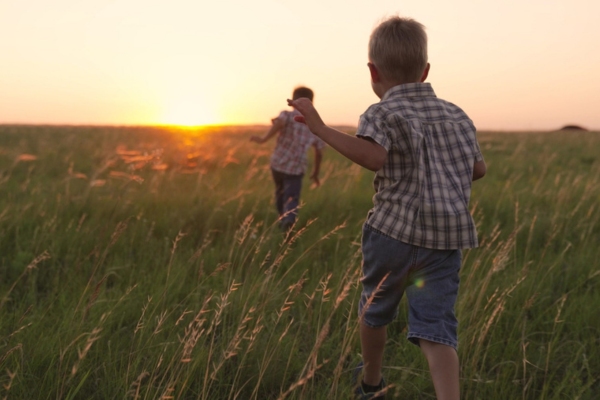 children running together in the park depicting clean air