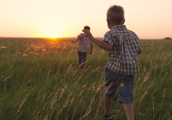 children running together in the park depicting clean air